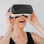 np_Close-up-of-happy-young-woman-using-the-VR-goggles-against-grey-background_0yqgL0_free-1024x683.jpeg